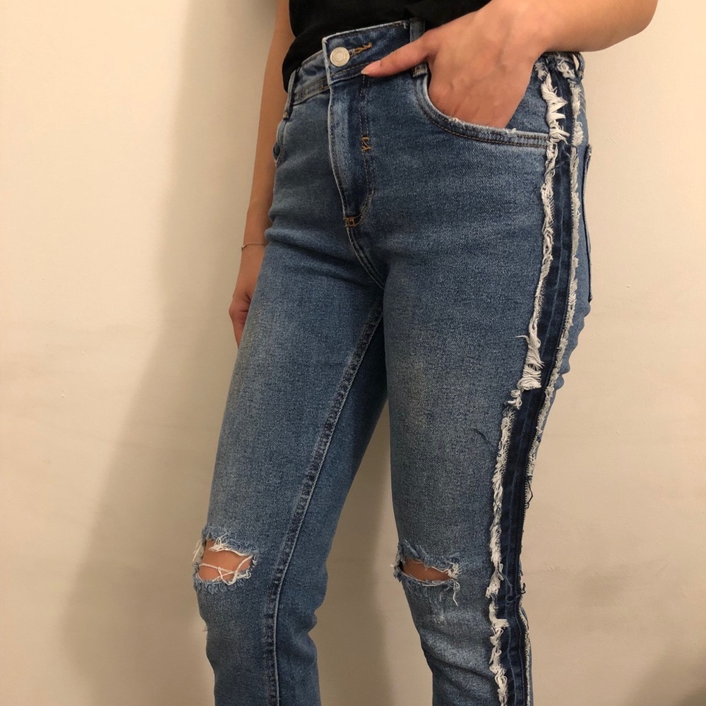 Distressed side seam blue jean